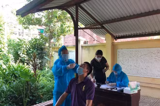 Hòa Bình tổ chức xét nghiệm các trường hợp nghi ngờ dương tính với SARS- CoV-2.