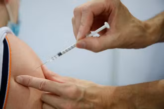 Nhân viên y tế tiêm vaccine Covid-19 Pfizer-BioNTech cho người dân tại tỉnh Yvelines, phía Tây Nam thủ đô Paris, Pháp. (Ảnh: Reuters)