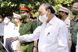 Chủ tịch nước Nguyễn Xuân Phúc kiểm tra công tác xét đặc xá năm 2021 tại trại giam Ngọc Lý, ngày 18/8 (Ảnh: TTXVN)