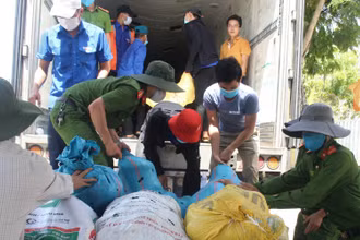 Người dân thị xã Điện Bàn đưa hàng lên xe vào TP Hồ Chí Minh giúp người dân khó khăn.