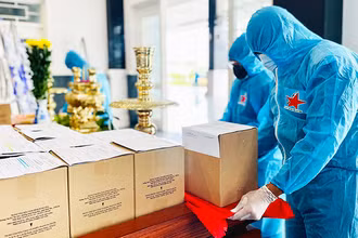 Đại diện Ban Chỉ huy quân sự huyện Cần Giờ chuẩn bị đưa hộp đựng hũ tro cốt của người dân về địa phương.