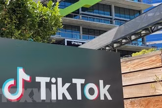 Biểu tượng ứng dụng TikTok bên ngoài văn phòng ở Culver City, Los Angeles, Mỹ. (Ảnh: AFP/TTXVN).