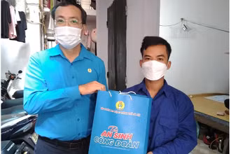Công đoàn Tổng công ty Vận tải Hà Nội tặng quà cho người lao động có hoàn cảnh khó khăn.