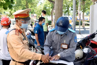 Các lực lượng chức năng kiểm tra nhắc nhở và xử phạt các trường hợp vi phạm trên tuyến đường Lê Mao, vào sáng 18/8.