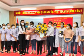 Lãnh đạo tỉnh Quảng Ngãi động viên các y, bác sĩ vào TP Hồ Chí Minh hỗ trợ chống dịch hoàn thành tốt nhiệm vụ được giao.