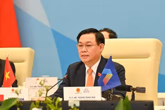Chủ tịch Quốc hội Vương Đình Huệ phát biểu tại phiên họp. 