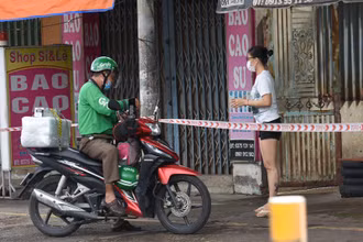 Một  shipper giao hàng tại phường Long Bình, TP Biên Hòa (Đồng Nai).