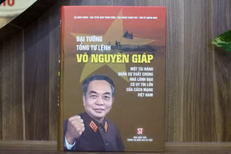 Bìa cuốn “Đại tướng, Tổng Tư lệnh Võ Nguyên Giáp - Một tài năng quân sự xuất chúng, nhà lãnh đạo có uy tín lớn của cách mạng Việt Nam”. 