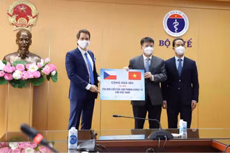 Việt Nam tiếp nhận hơn 250.000 liều vaccine Covid-19 do Cộng hòa Séc trao tặng. (Ảnh: NGUYỄN NHIÊN)