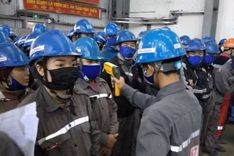 Đo thân nhiện cho công nhân lao động hằng ngày tại Công ty TNHH Gang Thép Hưng nghiệp Formosa Hà Tĩnh.