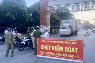 Kiểm soát người đi đường tại chốt kiểm soát trên địa bàn phường Thạch Bàn, quận Long Biên, Hà Nội.