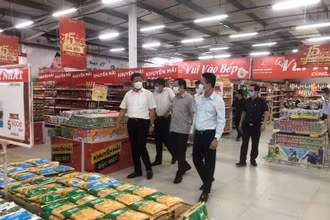 Lãnh đạo TP Hà Nội thường xuyên kiểm tra việc cung ứng hàng hóa tại các siêu thị, chợ, cửa hàng trên địa bàn.