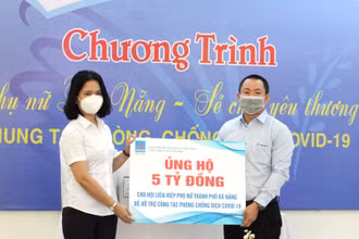 Đại diện PVGAS trao tặng 5 tỷ đồng cho Hội Liên hiệp Phụ nữ thành phố Đà Nẵng.