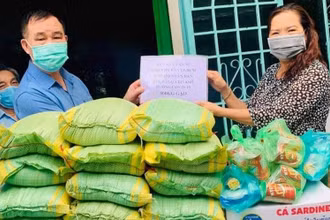 Nhà thơ Huệ Triệu trong một chuyến trao quà cho Quán cơm "Nụ cười".