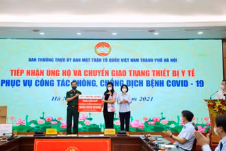 Đại diện Viettel Hà Nội ủng hộ Quỹ phòng, chống Covid-19.