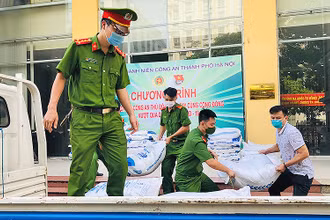 Cán bộ, chiến sĩ trẻ của lực lượng công an Thủ đô vận chuyển lương thực, nhu yếu phẩm từ nơi tập kết đến các khu dân cư.