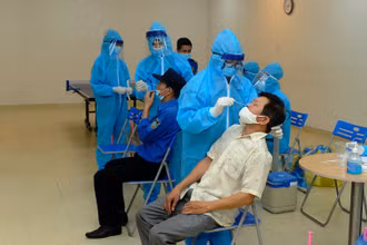 Nhân viên y tế lấy mẫu xét nghiệm Covid-19 cho nhân dân tổ 32, phường Vĩnh Hưng, quận Hoàng Mai (Hà Nội). (Ảnh: Đăng Khoa)