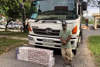 Lái xe lợi dụng phương tiện của mình đã được cấp “luồng xanh” để vận chuyển thuốc lá lậu.
