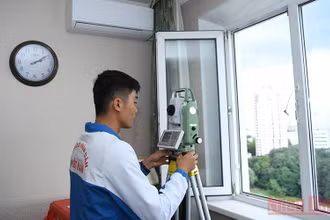 Thành viên Đội tuyển Kinh tuyến luyện tập kỹ thuật, hiệu chỉnh thiết bị trong thời gian thực hiện cách ly.