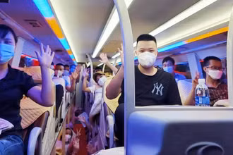 Các y, bác sĩ vui vẻ lên đường nhận nhiệm vụ.
