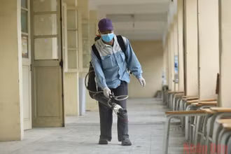 Phun khử khuẩn trường học. Ảnh: ĐĂNG ANH