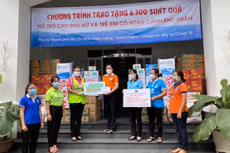 Hỗ trợ 6.500 phần quà cho phụ nữ và trẻ em khó khăn ở TP Hồ Chí Minh