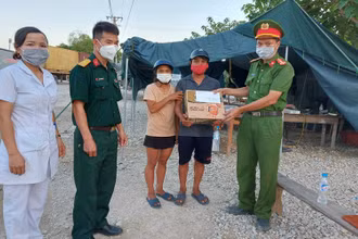 Tổ công tác trực chốt kiểm dịch trao tặng phần quà cho vợ chồng anh Hoàng Văn Cương và Trịnh Thị Tòng.