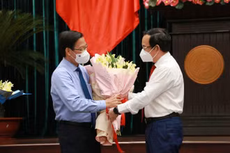 Đồng Chí Nguyễn Văn Nên, Ủy viên Bộ chính trị, Bí Thư Thành ủy TP Hồ Chí Minh tặng hoa chúc mừng đồng chí Phan Văn Mãi, Ủy viên Trung ương Đảng, Chủ tịch UBND TP Hồ Chí Minh (bên trái).