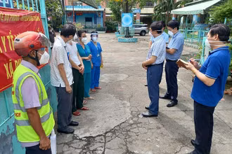 PGS, TS Nguyễn Hoàng Long, Cục trưởng Cục Phòng, chống HIV/AIDS kiểm tra tại một trạm y tế lưu động.