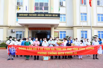 Các đồng chí lãnh đạo tỉnh Hà Tĩnh tặng hoa, động viên đoàn công tác.