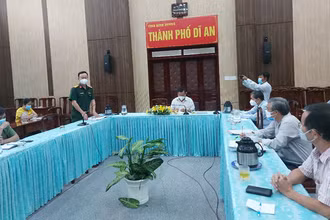 Lãnh đạo TP Dĩ An, Bình Dương làm việc với các cơ sở y tế liên quan đến bệnh nhân không được cấp cứu và tử vong. (Ảnh: Báo Sức khỏe và Đời sống)
