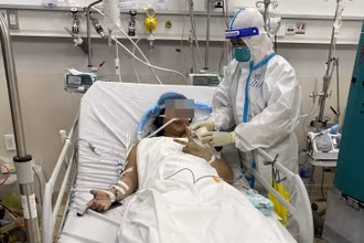 Hội chẩn can thiệp ECMO đã cứu sống hai mẹ con bệnh nhân nhiễm Covid-19. (Ảnh: BV cung cấp)