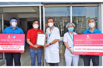 Đại diện Ban Tổ chức chương trình “Tiếp sức Việt Nam” trao máy thở và vật tư y tế, nhu yếu phẩm hỗ trợ Bệnh viện Nhiệt đới 2 (TP Hồ Chí Minh).