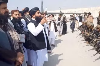 Người phát ngôn Taliban Zabihullah Mujahid phát biểu trước đơn vị quân sự Badri 313 tại sân bay Kabul, ngày 31/8. (Ảnh: Taliban/Reuters)
