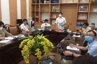 PGS, TS Lương Ngọc Khuê và các thành viên của Hội đồng chuyên môn tại điểm cầu Bộ Y tế. (Ảnh: LÊ HẢO)