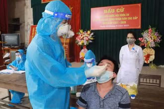 Lấy mẫu xét nghiệm trên diện rộng toàn bộ TP Vinh.