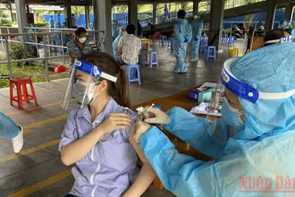 Tiêm vaccine cho công nhân KCX Tân Thuận vào sáng 15/8