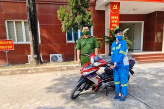 Công an quận Nam Từ Liêm (Hà Nội) tặng xe máy cho chị Lê Thị Trâm, nữ công nhân vệ sinh môi trường bị cướp.