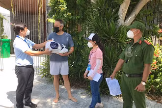 Ông Cao Đình Hải, Chủ tịch UBND phường Nại Hiên Đông, quận Sơn Trà thăm, tặng quà người nước ngoài hiện đang sinh sống, tạm trú trên địa bàn.