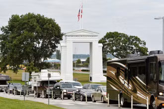 Du khách xếp hàng dài để vào Canada tại cửa khẩu biên giới Peace Arch ở Surrey, British Columbia, Canada ngày 9/8/2021. (Ảnh: REUTERS)
