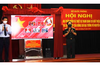 Lãnh đạo Tổng cục Chính trị Quân đội nhân dân Việt Nam trao tặng phần mềm và thiết bị tham quan 3D về Đại tướng Võ Nguyên Giáp cho tỉnh Quảng Bình.