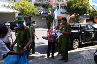 Đưa hàng về bàn giao cho tổ dân phố.
