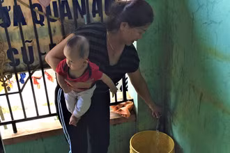 Người dân thành phố Buôn Ma Thuột vui mừng khi tỉnh quyết định giảm giá nước sinh hoạt do ảnh hưởng của dịch Covid-19.