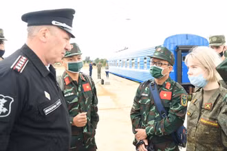 Đại tá Yushkov, cán bộ phụ trách báo chí và thông tin của Bộ Quốc phòng Nga trao đổi với phóng viên báo chí Việt Nam. Ảnh: TRỌNG HẢI