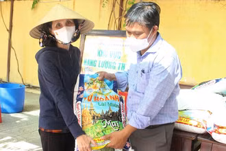 Người dân được trao tặng nhu yếu phẩm.