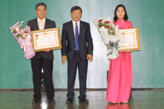 Chủ tịch UBND thị xã Tân Uyên Đoàn Hồng Tươi (bên trái). 