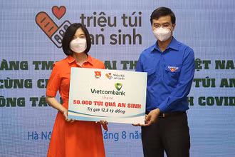 Đồng chí Bùi Quang Huy (bên phải) tiếp nhận ủng hộ chương trình “Triệu túi an sinh” từ đại diện Vietcombank.