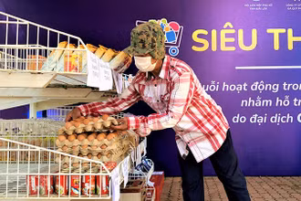 Một người nghèo chọn trứng gà tại Siêu thị mi ni không đồng.
