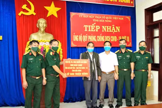 Lãnh đạo Binh đoàn 16 trao 1,5 tỷ đồng cho đại diện tỉnh Đắk Nông.