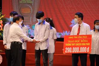 Trao học bổng của Quỹ Khuyến học cho học sinh Trường THPT chuyên Vĩnh Phúc.